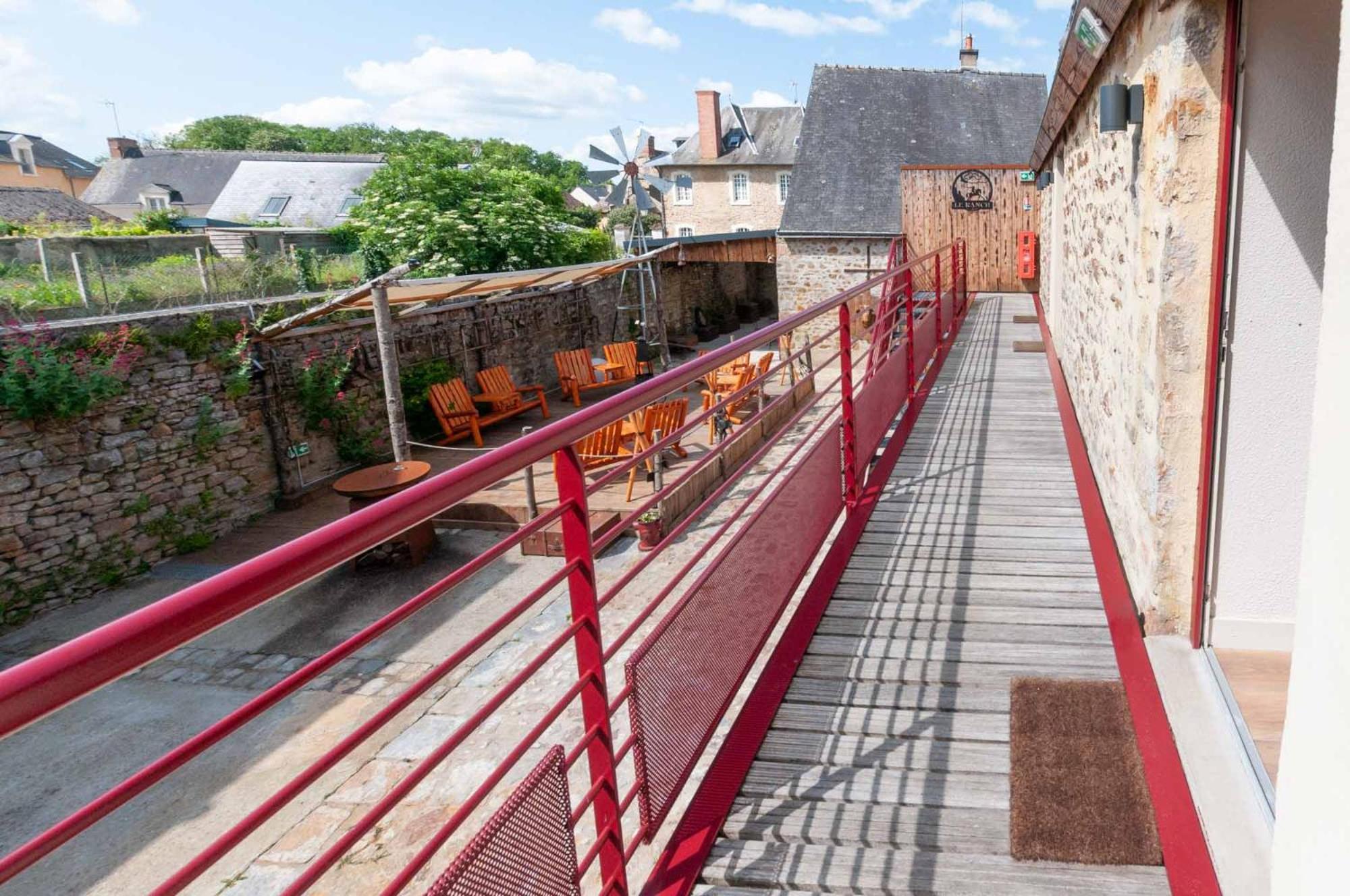 Hotel Le Ranch Brûlon Εξωτερικό φωτογραφία